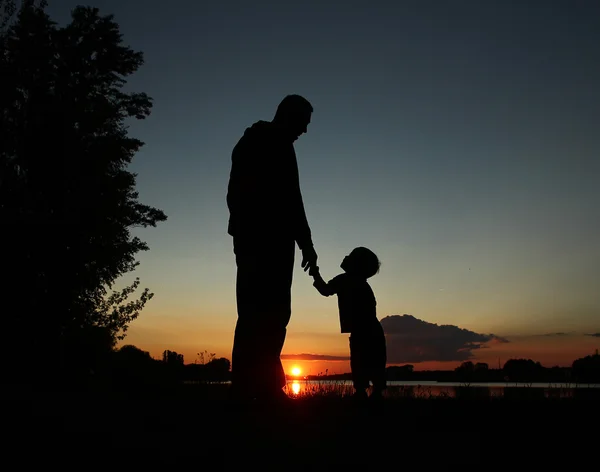 Sílhueta de pai e filho — Fotografia de Stock