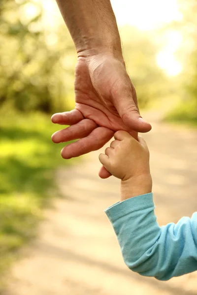 Bovenliggende houdt hand van kind — Stockfoto