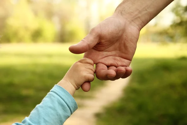 Genitore tiene la mano del bambino — Foto Stock