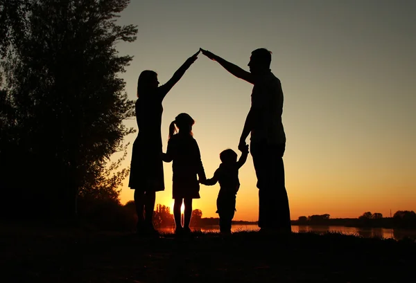 Silhouette de famille heureuse avec enfants — Photo