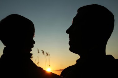 baba ve oğul siluetleri