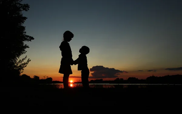 De gelukkige kinderen silhouetten — Stockfoto