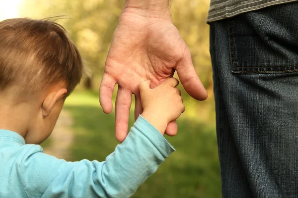 Moderbolagets innehav barnets hand — Stockfoto