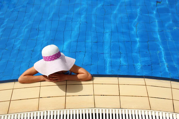 Menina com chapéu na piscina — Fotografia de Stock