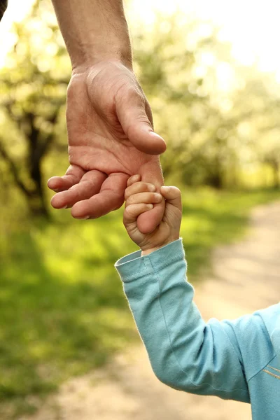 Genitore che tiene la mano del bambino — Foto Stock