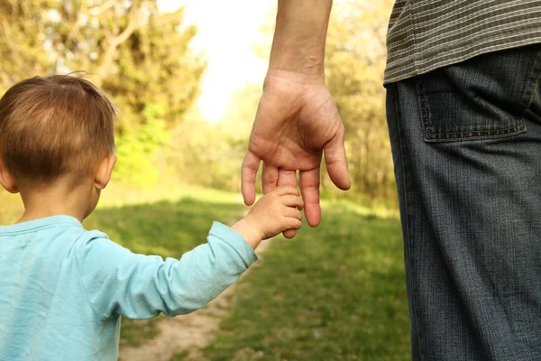 Eltern halten Kind die Hand — Stockfoto