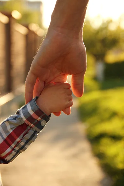 Genitore che tiene la mano del bambino — Foto Stock