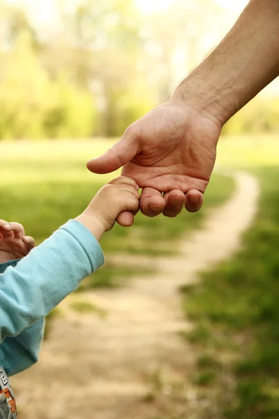 Rodič dítěte držení ruky — Stock fotografie