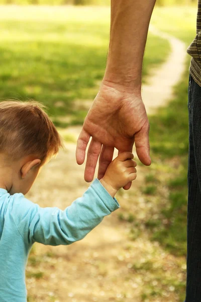 Genitore che tiene la mano del bambino — Foto Stock