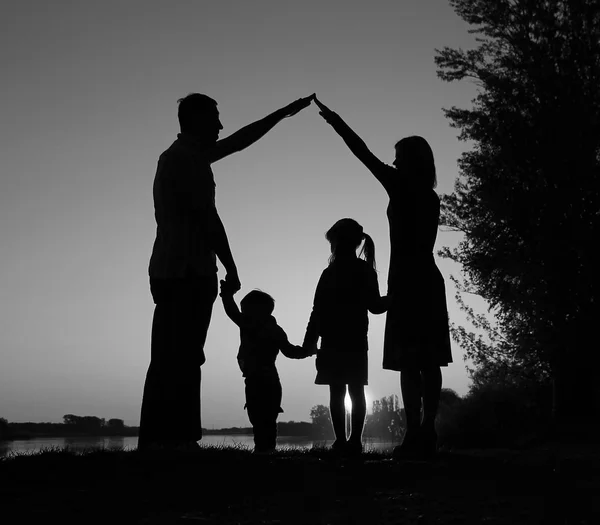 Silhuetter av lycklig familj — Stockfoto