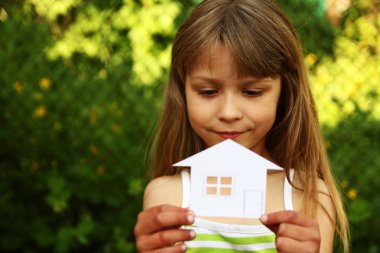 Kağıt ev ellerinde.  