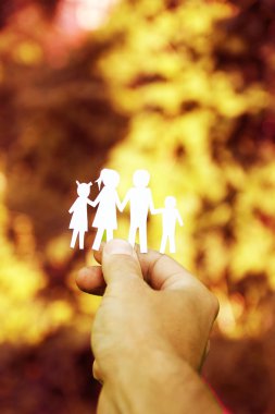 Aile işaret tutan el 