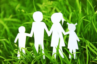 Kağıt aile çimenlerin üzerinde