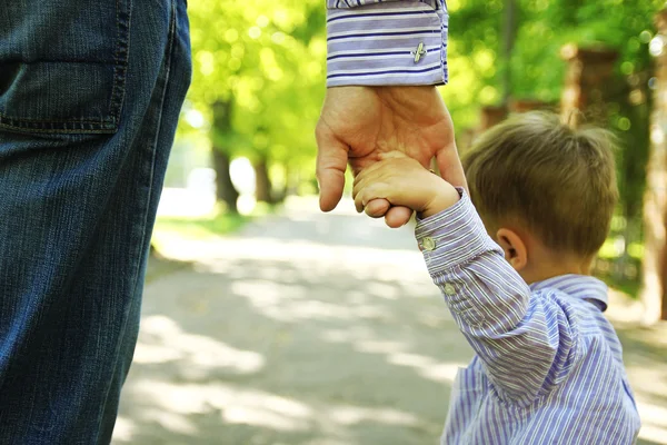 Padre sosteniendo la mano del niño — Foto de Stock