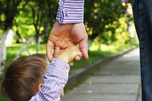 Parent tenant la main de l'enfant — Photo