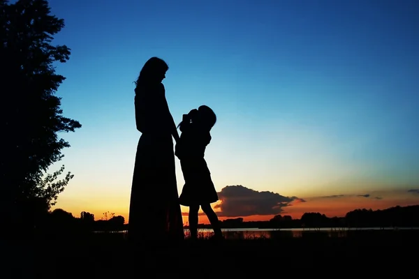 Silhouette di madre con bambino — Foto Stock