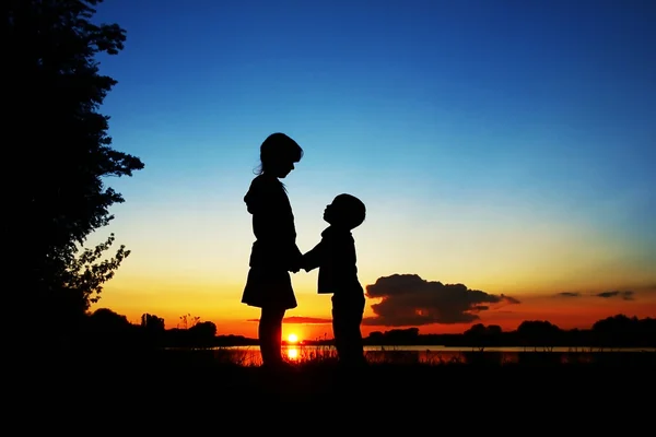 Silhouettes enfants heureux — Photo