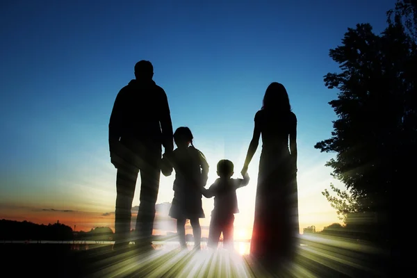 Silhouetten einer glücklichen Familie — Stockfoto