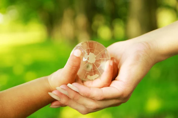 Globe en verre dans les mains — Photo