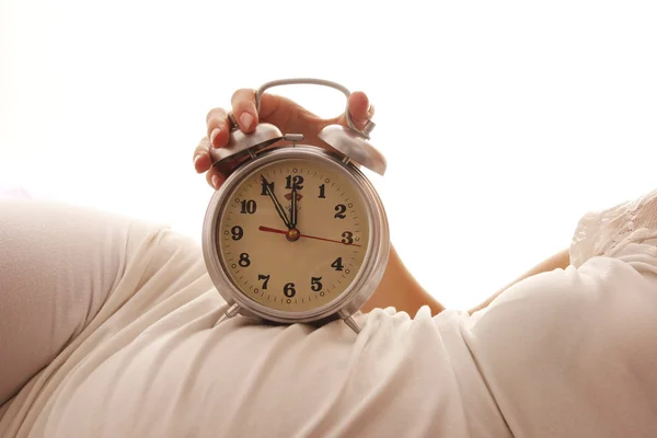 Mujer embarazada con reloj —  Fotos de Stock