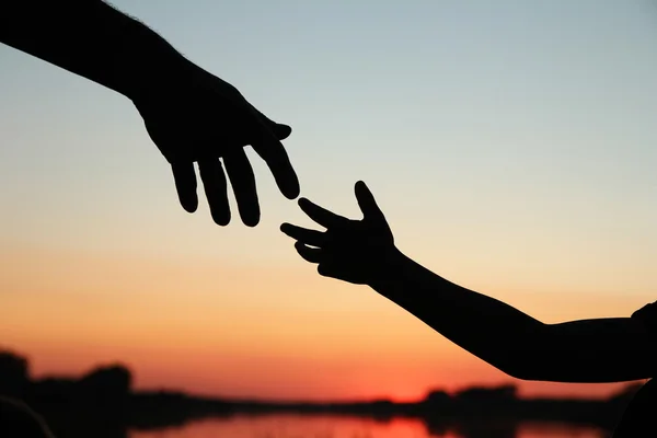 Padre cogido de la mano del niño —  Fotos de Stock