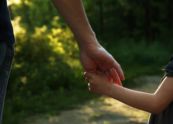 Parent tenant la main de l'enfant — Photo