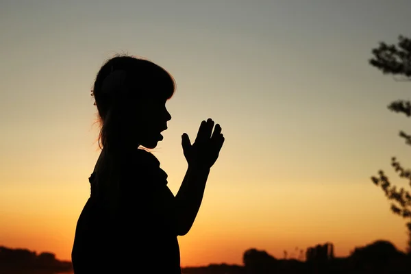 Silhouette eines kleinen Mädchens — Stockfoto