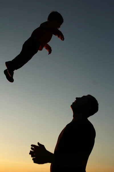 Silhouetten von Vater und Sohn — Stockfoto