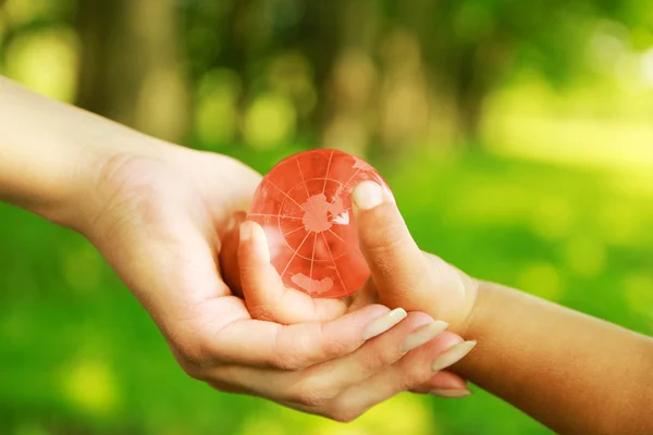 Globe en verre dans les mains — Photo