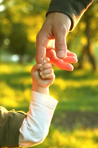 Padre sosteniendo la mano del niño — Foto de Stock