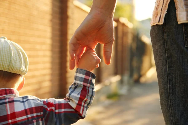 Induk memegang tangan dari anak kecil — Stok Foto