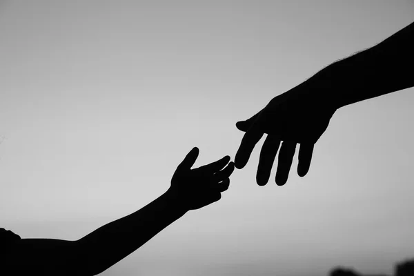 Σιλουέτα γονέα και το παιδί τα χέρια — Φωτογραφία Αρχείου