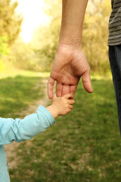 Eltern halten die Hand des Kindes — Stockfoto