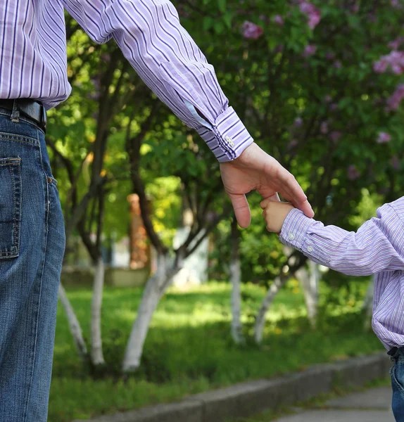 親が子供の手を握ってください。 — ストック写真