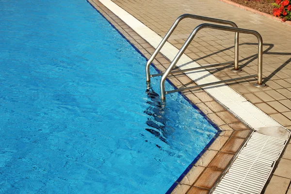 Stegen i blått vatten pool — Stockfoto