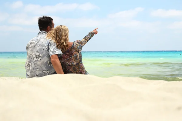Par på stranden vid havet — Stockfoto