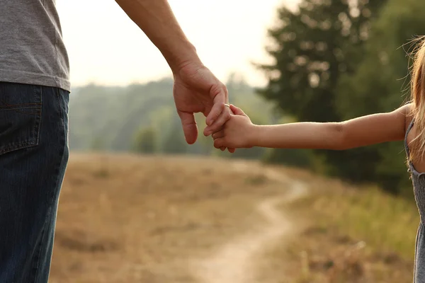 Ebeveyn çocuğun elini tutar — Stok fotoğraf