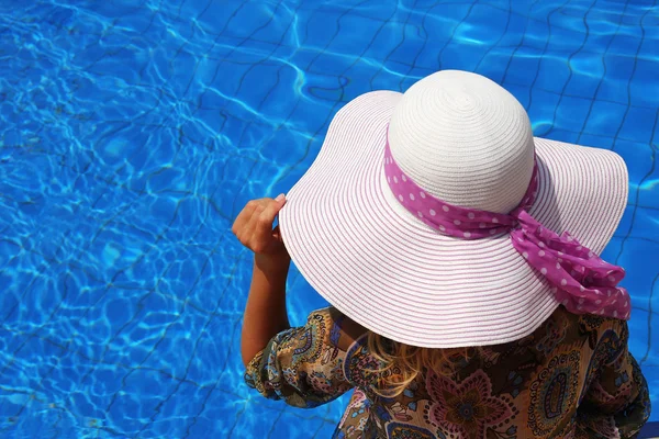 Flicka med en hatt i vattenbassängen — Stockfoto