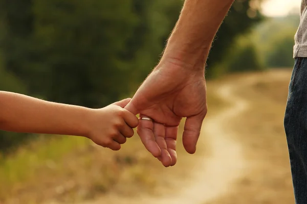 El padre toma la mano del hijo —  Fotos de Stock