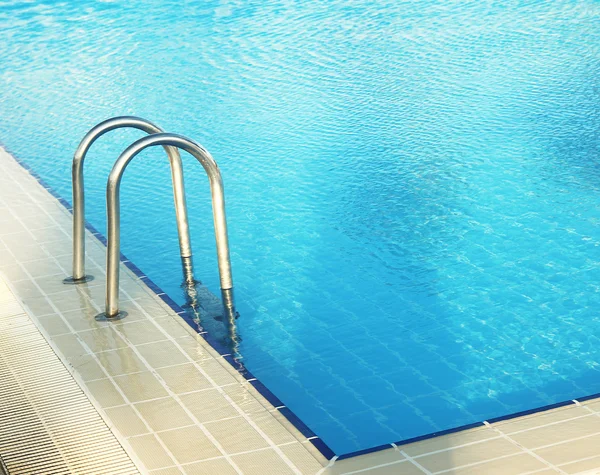 Steps in blue water pool — Stock Photo, Image