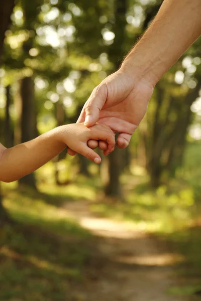 Bovenliggende houdt hand van kind — Stockfoto