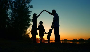 çocuklu aile silüeti
