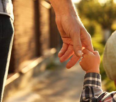 üst küçük çocuk tutar