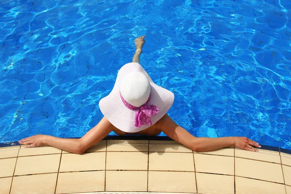 Meisje in het waterbassin — Stockfoto