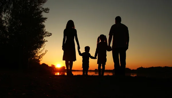 Silhouette einer glücklichen Familie — Stockfoto