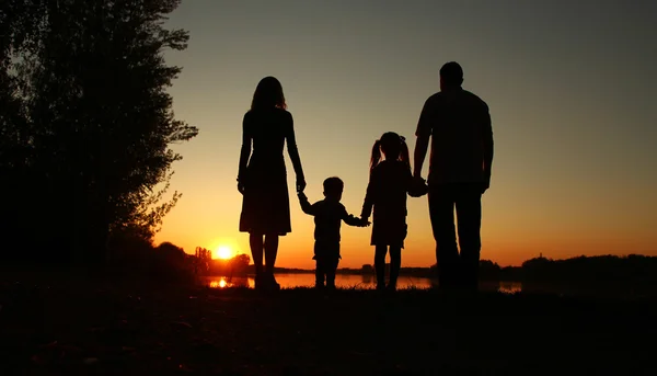 Silhueta de uma família feliz — Fotografia de Stock