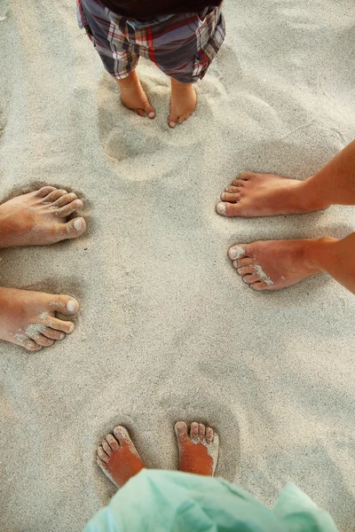 Piedi di famiglia sulla sabbia — Foto Stock