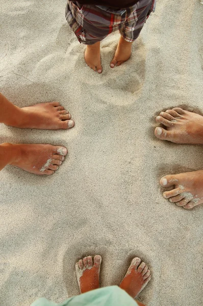 Piedi di famiglia sulla sabbia — Foto Stock