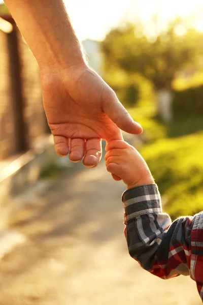 Parent holds small child — Stock Photo, Image