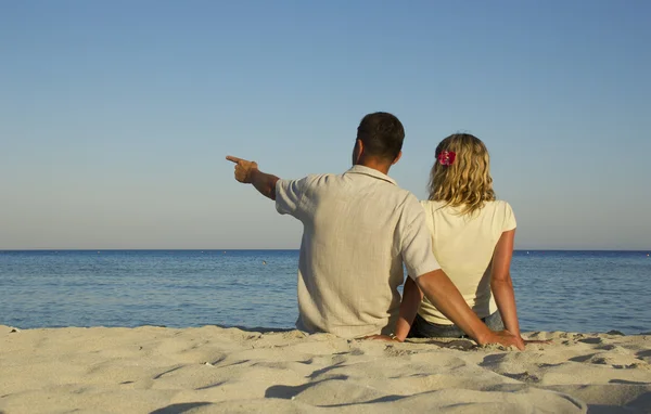 Casal apaixonado na praia — Fotografia de Stock